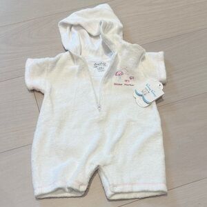 New with tags kissy Kissy White Hooded Terry Romper with Pink Embroidery 6-9